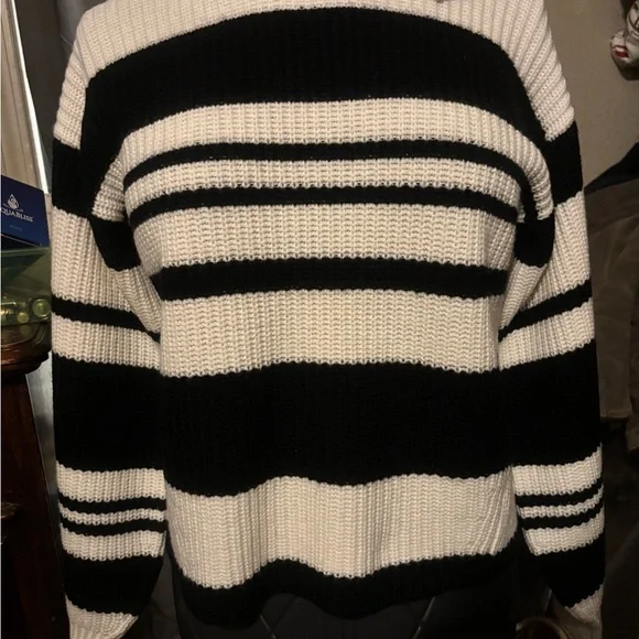 Equipment Femme • Soft • 100% Wool • Black and White (off white) Striped Sweater - Picture 16 of 16